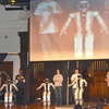 德雷塞尔工程研究将七个成人大小的人形机器人放在一起。第一次