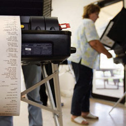 选民使用电子投票机