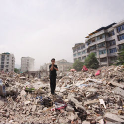 中国四川地震后拿着手机的男子