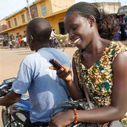 乌干达女子在摩托车上发短信