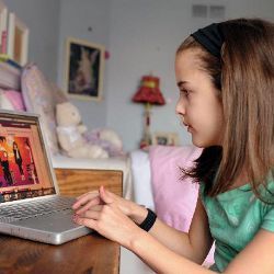 女孩与计算机