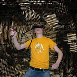 一个年轻人正在测试VirtuSphere虚拟现实周边设备。
