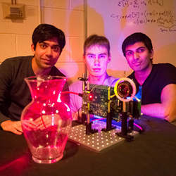 麻省理工学院的学生和他们的“纳米相机”。