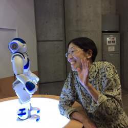 作者小林美和一个机器人。