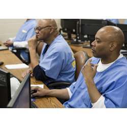 囚犯Nelson Butler(右)在加州圣昆汀州立监狱上编程课。