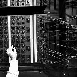 1947年，在阿伯丁试验场，一名ENIAC职员在刻度盘上登记信息。