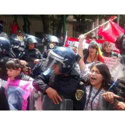 墨西哥革命行动组织抗议结束政府腐败和改善工人权利。