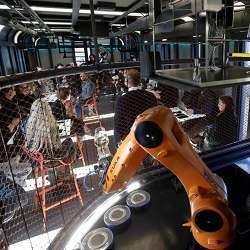 捷克共和国布拉格，一个机器人调酒师的机械手臂(前景，橙色)。