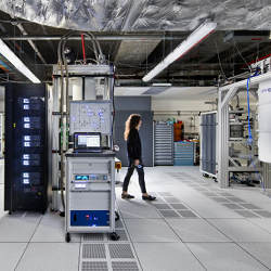 一位量子科学家走过位于纽约约克敦高地的IBM Q计算中心。