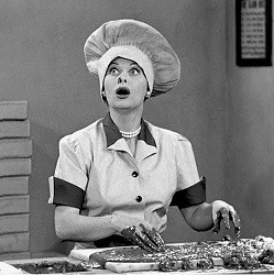 露西戴着厨师帽和巧克力打交道
