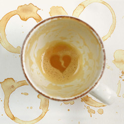 咖啡杯上的碎心拿铁图案