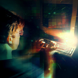 男性对着发光的键盘