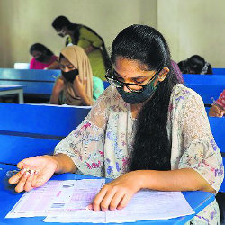 印度一名女学生在教室里