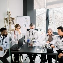 一群不同的科学家围坐在一张桌子旁合作