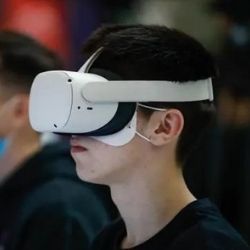 年轻人通过虚拟现实护目镜看