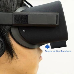 一个连接在虚拟现实头盔上的气味发生器。