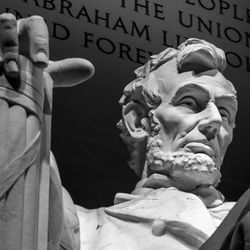 华盛顿特区林肯纪念堂的夜间照片