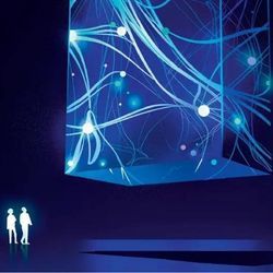 抽象艺术家绘制的大型超级计算机，使站在下面的两个人相形见绌。