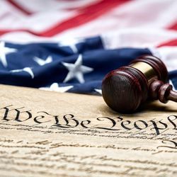 《权利法案》、小木槌和美国国旗的照片