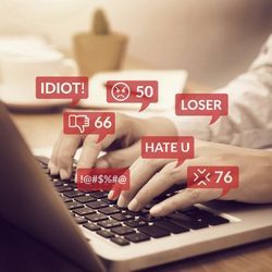 在膝上型计算机的人，在社交媒体上，与憎恨的弹出消息来了
