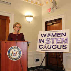 众议员Chrissy Houlahan帮助发起了两党妇女STEM党团会议。