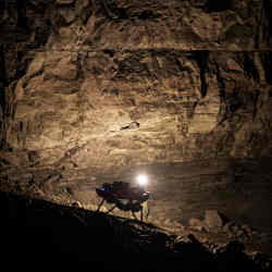 在DARPA的地下挑战中，一个CERBERUS机器人在洞穴中导航。