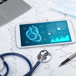 医生桌上的智能手机显示病人数据的可视化。