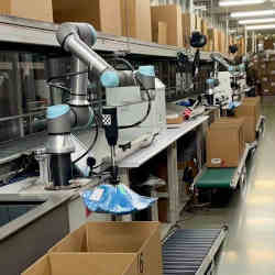 在彪马北美公司位于加利福尼亚州托伦斯的仓库，机器人帮助完成订单。