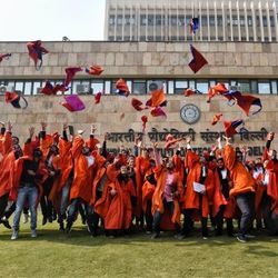 印度的科技毕业生把他们的帽子抛向空中。
