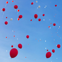 红色和白色气球在飞行中