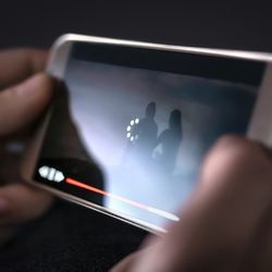 由于连接慢，智能手机缓冲视频流。