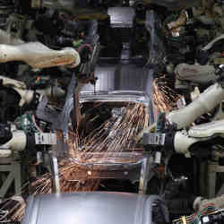 在日本爱知县丰田市的Tsutsumi装配厂的生产线上，机器人手臂正在焊接第四代丰田普锐斯汽车的车身。