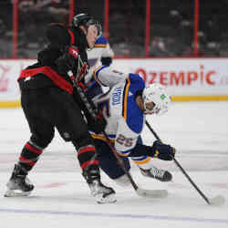圣路易斯蓝调中心乔丹克鲁鲁（25）在两周前在安大略省渥太华的NHL曲棍球比赛的第一个时期之后，在一场渥太华参议们左翼布拉迪Tkachuk左翼布拉迪Tkachuk。