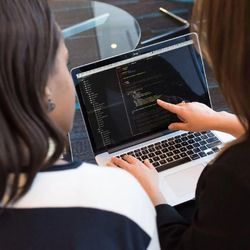两个女人在检查计算机代码。