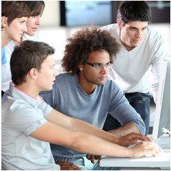 年轻的工人们围在电脑显示屏前