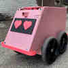 遇见Geoffrey，粉红色的机器人，带有心形眼睛，在夏洛特提供咖啡