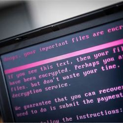 电脑屏幕显示有威胁的网络攻击信息。