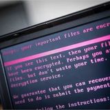 计算机屏幕显示威胁网络攻击消息。