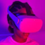 一名年轻女子戴着VR耳机来探索元视频。