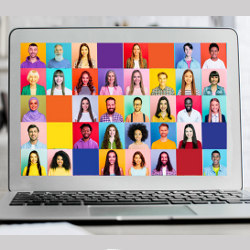 电脑屏幕有几十张脸，用于视频会议