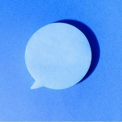 一个社交媒体上的演讲泡泡，背景是鲜明的蓝色。