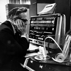 汤姆·基尔本在曼彻斯特阿特拉斯计算机控制台