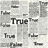 “真”和“假”出现在一张旧报纸风格的图片中。