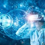 医生戴着描绘未来医疗场景的虚拟现实眼镜。
